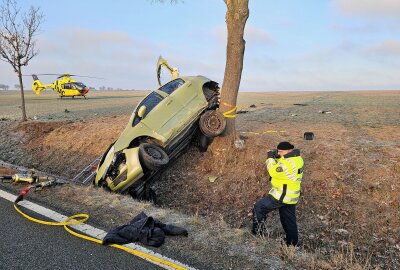 Schwerer Unfall auf B173 in Lichtentanne - Der Opel erlitt einen Totalschaden. Foto: Mike Müller
