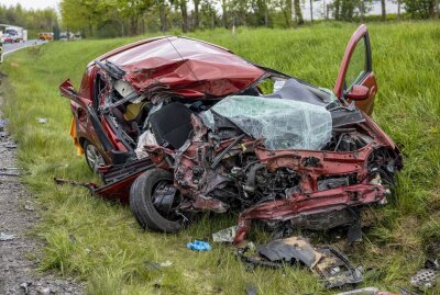 Schwerer Unfall auf B174: Dacia kracht frontal in LKW - Schwerer Verkehrsunfall am Freitagnachmittag gegen 15 Uhr auf der B 174 bei Marienberg. Foto:Bernd März