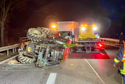 Schwerer Unfall auf B93/B175 bei Zwickau: Transporter kracht auf Traktor - Zu einem schweren Unfall zwischen einem Traktor und einem Transporter kam es am Donnerstagabend auf der B93/B175.