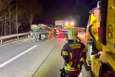Schwerer Unfall auf B93/B175 bei Zwickau: Transporter kracht auf Traktor - Eine Person wurde verletzt.