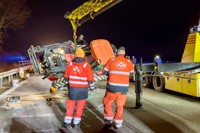 Schwerer Unfall auf B93/B175 bei Zwickau: Transporter kracht auf Traktor - Die Feuerwehr war im Einsatz. 
