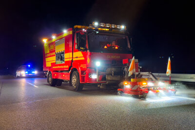 Schwerer Unfall auf B93/B175 bei Zwickau: Transporter kracht auf Traktor - Eine Person wurde verletzt.
