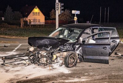 Schwerer Unfall auf Bundesstraße im Vogtland: Drei Schwerverletzte - Am Freitagabend ereignete sich ein schwerer Verkehrsunfall bei Oelsnitz (Vogtland). Foto: Igor Pastierovic