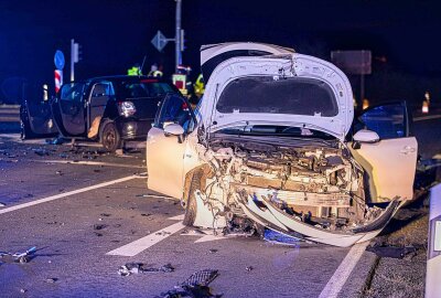 Schwerer Unfall auf Bundesstraße im Vogtland: Drei Schwerverletzte - Am Freitagabend ereignete sich ein schwerer Verkehrsunfall bei Oelsnitz (Vogtland). Foto: Igor Pastierovic