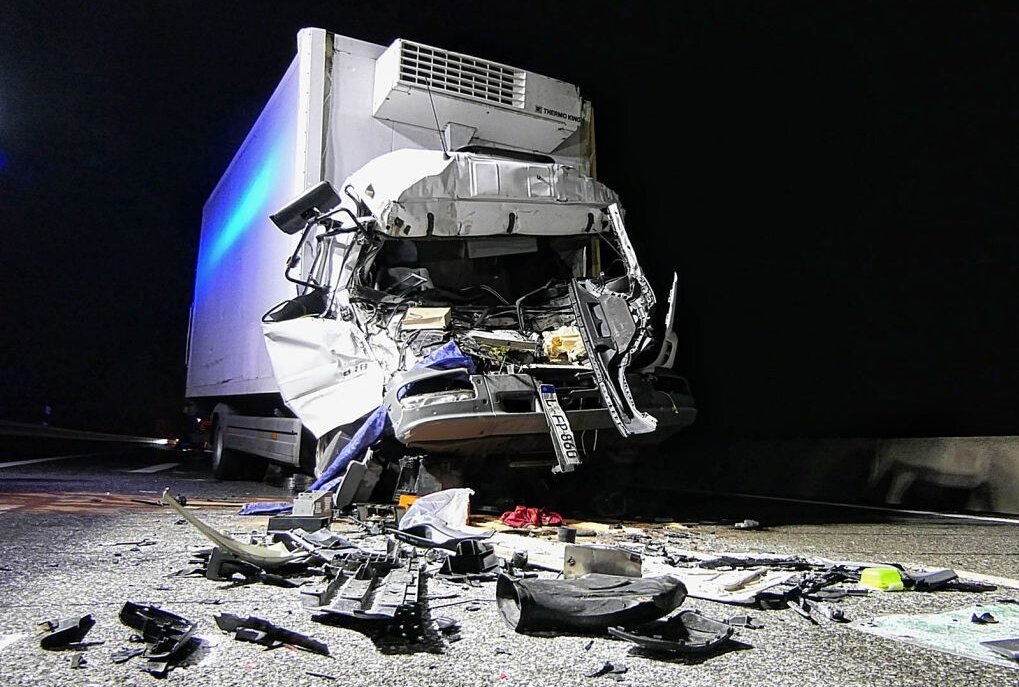 Schwerer Unfall auf der A14: Transporter rast ins Stauende - Auf der A14 kam es am Donnerstagabend zu einem schweren Unfall bei Naunhof. Foto: Sören Müller