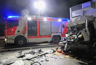 Schwerer Unfall auf der A14: Transporter rast ins Stauende - Auf der A14 kam es am Donnerstagabend zu einem schweren Unfall bei Naunhof. Foto: Sören Müller