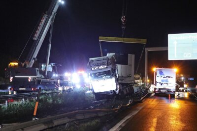 Am Dienstagabend ereignete sich ein schwerer Unfall auf der Autobahn, bei dem ein LKW ins Schleudern kam und in die Mittelleitplanke knallte. Foto: Roland Halkasch