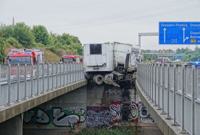 Schwerer Unfall auf der A17: LKW schleudert in Mittelleitplanke - Am Dienstagabend ereignete sich ein schwerer Unfall auf der Autobahn, bei dem ein LKW ins Schleudern kam und in die Mittelleitplanke knallte. Foto: Roland Halkasch