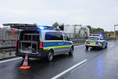 Schwerer Unfall auf der A17: LKW schleudert in Mittelleitplanke - Am Dienstagabend ereignete sich ein schwerer Unfall auf der Autobahn, bei dem ein LKW ins Schleudern kam und in die Mittelleitplanke knallte. Foto: Roland Halkasch