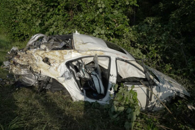 Schwerer Unfall auf der A4: 22-Jähriger verstirbt noch an Unfallstelle -  Laut ersten Informationen verlor der Fahrer wegen eines Reifenplatzers die Gewalt über das Fahrzeug. 