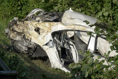 Schwerer Unfall auf der A4: 22-Jähriger verstirbt noch an Unfallstelle -  Laut ersten Informationen verlor der Fahrer wegen eines Reifenplatzers die Gewalt über das Fahrzeug. 