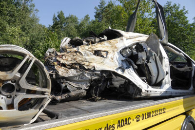 Schwerer Unfall auf der A4: 22-Jähriger verstirbt noch an Unfallstelle - Laut ersten Informationen verlor der Fahrer wegen eines Reifenplatzers die Gewalt über das Fahrzeug. 