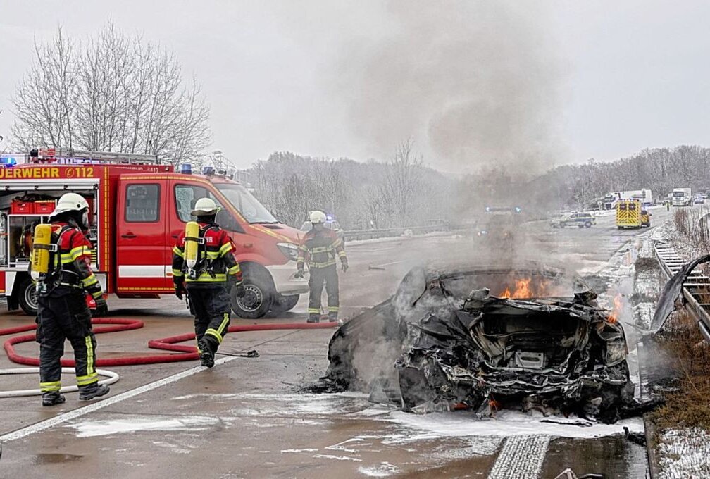 Schwerer Unfall auf der A4: Ein PKW brannte vollständig aus, eine Sperrung war notwendig. Foto :Harry Härtel / haertelpress