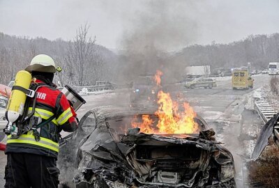 Schwerer Unfall auf der A4 in Mittelsachsen - Schwerer Unfall auf der A4: Ein PKW brannte vollständig aus, eine Sperrung war notwendig. Foto :Harry Härtel / haertelpress