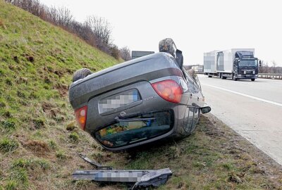 Schwerer Unfall auf der A4: Nissan überschlägt sich - Am Montag ereignete sich gegen 13 Uhr auf der A4 in Fahrtrichtung Dresden, zwischen den Anschlussstellen Frankenberg und Hainichen, ein schwerer Verkehrsunfall.  Foto: Harry Härtel
