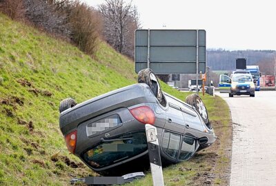 Schwerer Unfall auf der A4: Nissan überschlägt sich - Am Montag ereignete sich gegen 13 Uhr auf der A4 in Fahrtrichtung Dresden, zwischen den Anschlussstellen Frankenberg und Hainichen, ein schwerer Verkehrsunfall.  Foto: Harry Härtel
