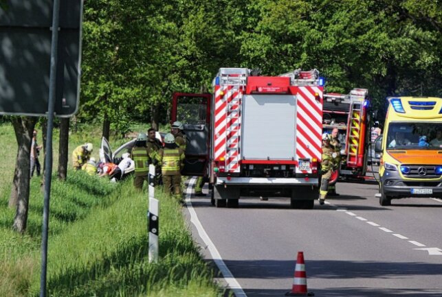 Schwerer Unfall auf der B107 bei Grimma - Schwerer Unfall auf der B107. Foto: Sören Müller