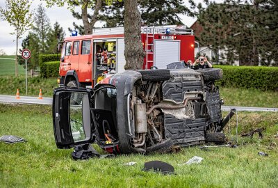 Schwerer Unfall auf der B169 in Neuensalz bei Plauen - Das überschlagene Fahrzeug. Foto: Igor Pastierovic