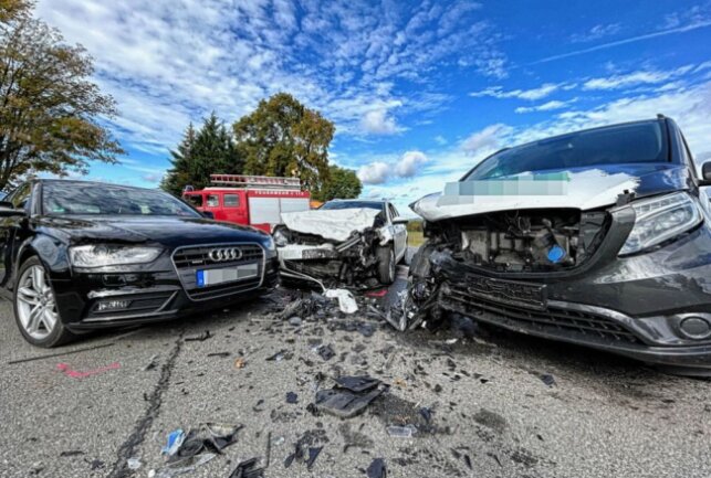 Schwerer Unfall auf der B171 bei Wolkenstein - Schwerer Unfall auf der B171. Foto: Jan Haertel/ ChemPic