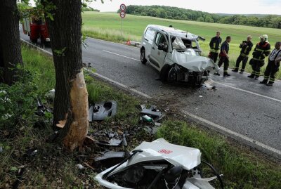 Schwerer Unfall auf der S177 - Mann im Auto eingeklemmt - Heute Morgen kam es bei Gröbern zu einem schweren Autounfall. Foto: Roland Halkasch