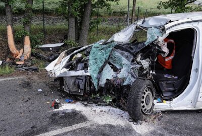 Schwerer Unfall auf der S177 - Mann im Auto eingeklemmt - Heute Morgen kam es bei Gröbern zu einem schweren Autounfall. Foto: Roland Halkasch