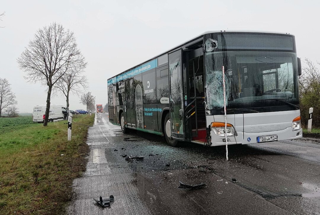 Schwerer Unfall auf der S2: Linienbus kollidiert mit PKW - Am Dienstag wurde die Feuerwehr Zwochau und Wiedemar gegen 11.55 Uhr auf die S2 alarmiert. Foto: xcitepress