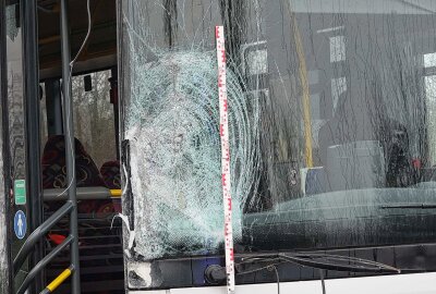 Schwerer Unfall auf der S2: Linienbus kollidiert mit PKW - Am Dienstag wurde die Feuerwehr Zwochau und Wiedemar gegen 11.55 Uhr auf die S2 alarmiert. Foto: xcitepress