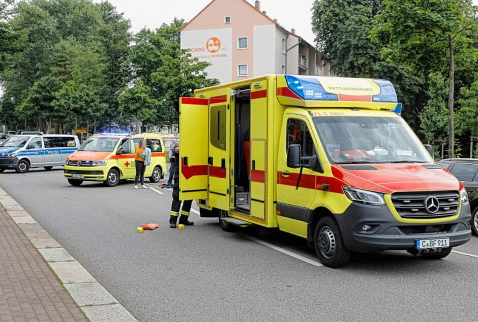 Schwerer Unfall auf der Zschopauer Straße: Kind von PKW erfasst -  Am Mittwoch kam es gegen 14 Uhr zu einem schweren Verkehrsunfall auf der Zschopauer Straße in Chemnitz. Foto: Jan Haertel/ ChemPic