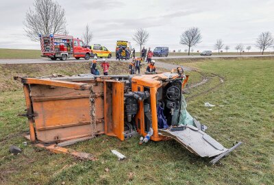 Schwerer Unfall auf Landstraße: Multicar überschlägt sich mehrfach - 1Multicar kommt von Fahrbahn ab und überschlägt sich mehrfach. Foto: Andreas Kretschel