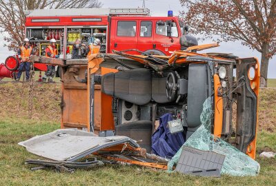 Schwerer Unfall auf Landstraße: Multicar überschlägt sich mehrfach - Multicar kommt von Fahrbahn ab und überschlägt sich mehrfach. Foto: Andreas Kretschel