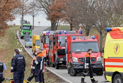 Schwerer Unfall auf Landstraße: Multicar überschlägt sich mehrfach - Multicar kommt von Fahrbahn ab und überschlägt sich mehrfach. Foto: Andreas Kretschel