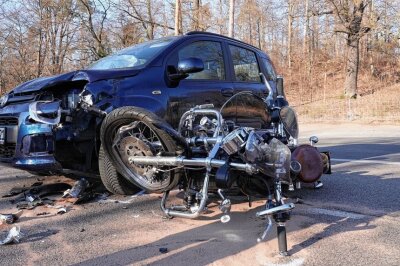 Schwerer Unfall auf S 81: Biker lebensgefährlich verletzt - Am Freitag kam es gegen 14.35 Uhr auf der S 81 in Neuer Anbau (Weinböhla) zu einem schweren Verkehrsunfall zwischen einem PKW Fiat und einem Motorradfahrer. Foto: Roland Halkasch