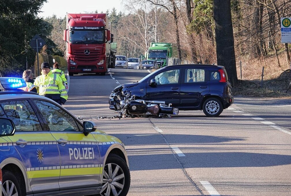 Am Freitag kam es gegen 14.35 Uhr auf der S 81 in Neuer Anbau (Weinböhla) zu einem schweren Verkehrsunfall zwischen einem PKW Fiat und einem Motorradfahrer. Foto: Roland Halkasch