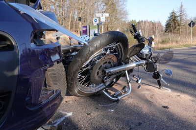 Am Freitag kam es gegen 14.35 Uhr auf der S 81 in Neuer Anbau (Weinböhla) zu einem schweren Verkehrsunfall zwischen einem PKW Fiat und einem Motorradfahrer. Foto: Roland Halkasch