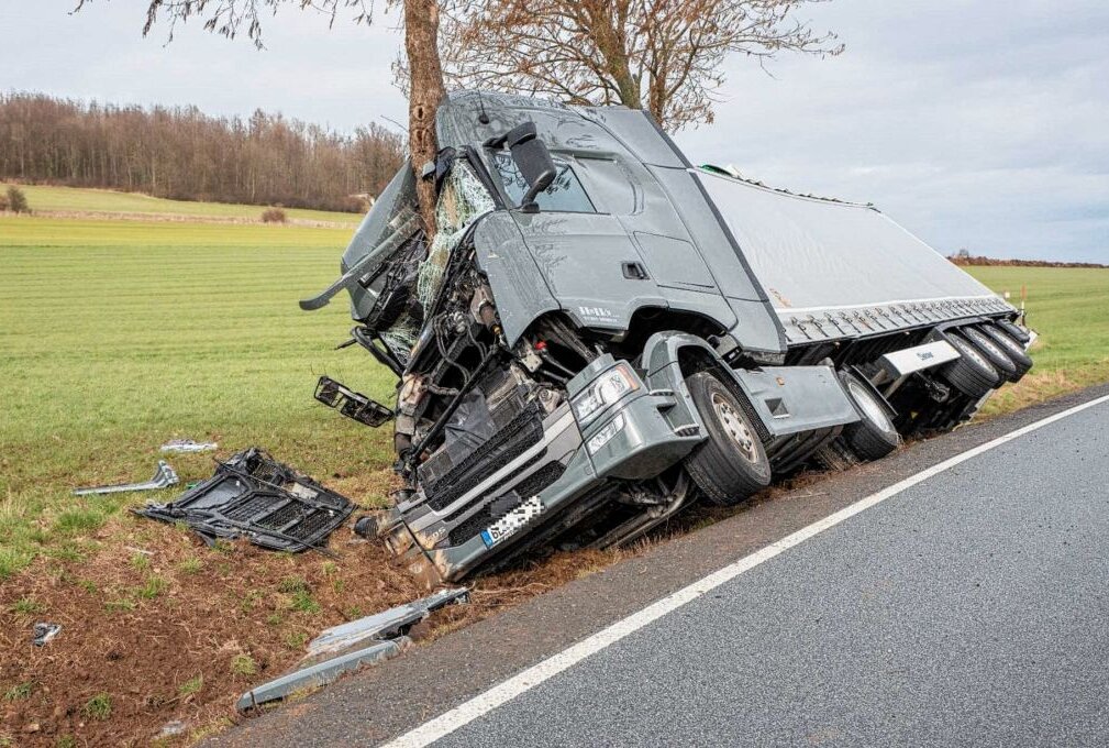 Schwerer Unfall auf S128: Sattelzug kracht gegen Bäume - Auf der S128 kam es zu einem schweren Verkehrsunfall. Foto: xcitepress