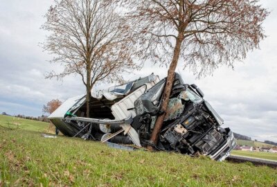 Schwerer Unfall auf S128: Sattelzug kracht gegen Bäume - Auf der S128 kam es zu einem schweren Verkehrsunfall. Foto: xcitepress
