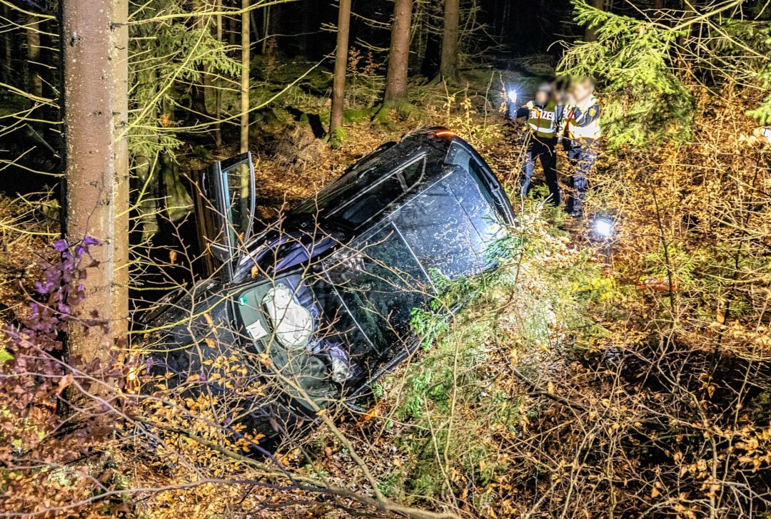 Schwerer Unfall auf S222: Audi prallt frontal gegen Baum - Auf der S222 bei Elterlein kam es zu einem schweren Verkehrsunfall. Foto: Andre März