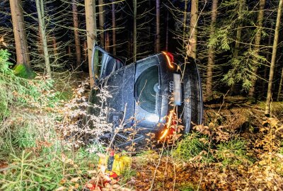 Schwerer Unfall auf S222: Audi prallt frontal gegen Baum - Auf der S222 bei Elterlein kam es zu einem schweren Verkehrsunfall. Foto: Andre März