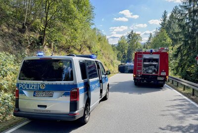Schwerer Unfall auf S274 bei Zschorlau: Fahrzeug überschlägt sich - Ein schwerer Verkehrsunfall ereignete sich heute auf der S274 zwischen Burkhardtsgrün und Wolfsgrün in der Nähe von Zschorlau. Foto: Daniel Unger