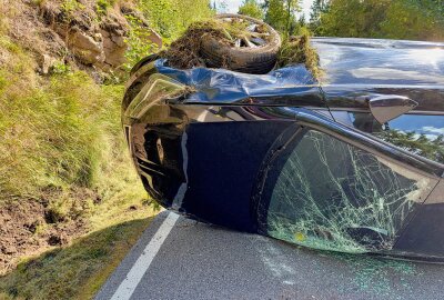 Schwerer Unfall auf S274 bei Zschorlau: Fahrzeug überschlägt sich - Ein schwerer Verkehrsunfall ereignete sich heute auf der S274 zwischen Burkhardtsgrün und Wolfsgrün in der Nähe von Zschorlau. Foto: Daniel Unger