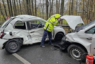 Schwerer Unfall auf Staatsstraße im Vogtland: 24-Jähriger verliert Kontrolle über PKW - Schwerer Unfall bei Lengenfeld. Foto: Mike Müller