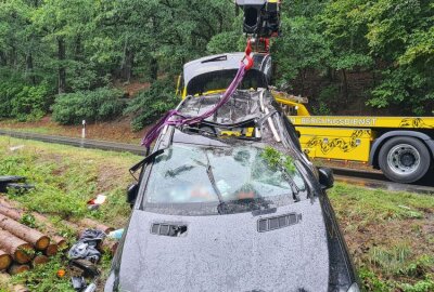 Schwerer Unfall bei Elsterberg: Auto landet auf dem Dach - In einem Waldstück, zwischen den Abzweigen zu Hohendorf und Cunsdorf, entwurzelte sich eine Eiche und fiel auf das fahrende Auto. Foto: Mike Müller