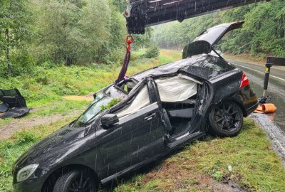 Schwerer Unfall bei Elsterberg: Auto landet auf dem Dach - In einem Waldstück, zwischen den Abzweigen zu Hohendorf und Cunsdorf, entwurzelte sich eine Eiche und fiel auf das fahrende Auto. Foto: Mike Müller