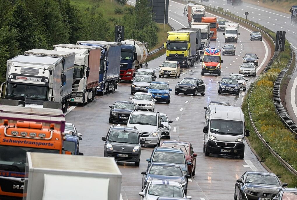 Schwerer Unfall bei Regen verursacht Stau auf der A4 - Schwerer Unfall auf der A4. Foto: Andreas Kretschel