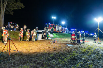 Schwerer Unfall bei Scheibenberg: Trümmerfeld auf 50 Metern - Es waren ca. 60 Feuerwehrleute im Einsatz.