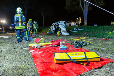 Schwerer Unfall bei Scheibenberg: Trümmerfeld auf 50 Metern - Es waren zirka 60 Feuerwehrleute im Einsatz.