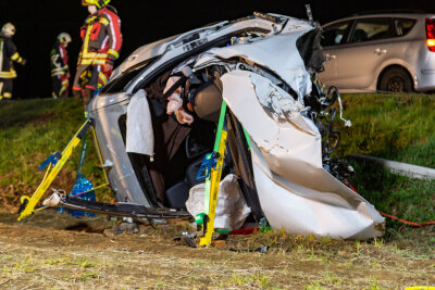 Schwerer Unfall bei Scheibenberg: Trümmerfeld auf 50 Metern - Der PKW wurde beim Crash komplett zerstört.