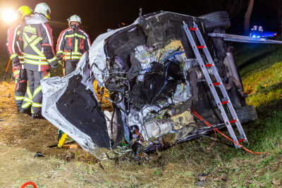 Schwerer Unfall bei Scheibenberg: Trümmerfeld auf 50 Metern - Der PKW wurde beim Crash komplett zerstört.