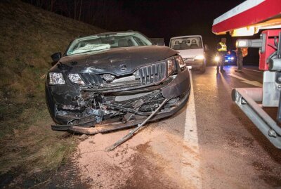 Schwerer Unfall bei Siebenlehn: Frontale Kollisison - Zu einen schweren Verkehrsunfall kam es am Mittwoch Abend auf der B101. Foto: Marcel Schlenkrich