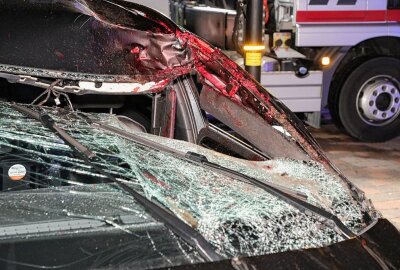 Schwerer Unfall bei Wilsdruff - Zwei Pferde sterben - Am Fahrzeug entstand beim Unfall ein Totalschaden. Foto: Roland Halkasch